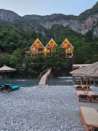 Häuser am Shala River, Albanien