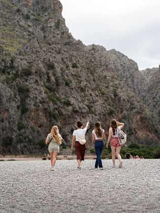 Vier Freundinnen laufen zusammen am Strand