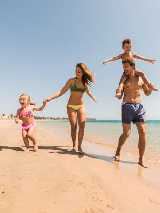 Familie am Strand in Ägypten © Getty Images