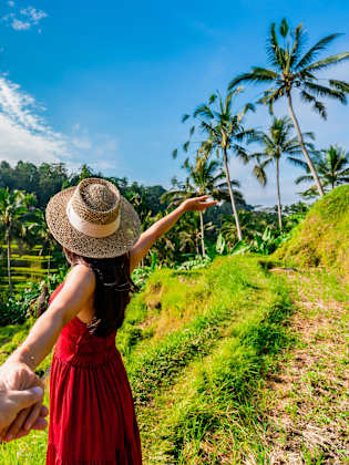 Pärchen betrachtet die Tegalala Reisterrasse von oben, Bali, Indonesien © Shutterstock - kitzcorner