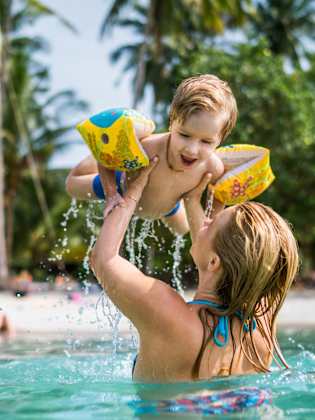 Familienurlaub am Strand, Thailand