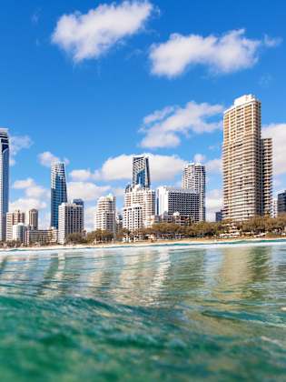 Blaue Wellen sanft am Strand von Surfers Paradise