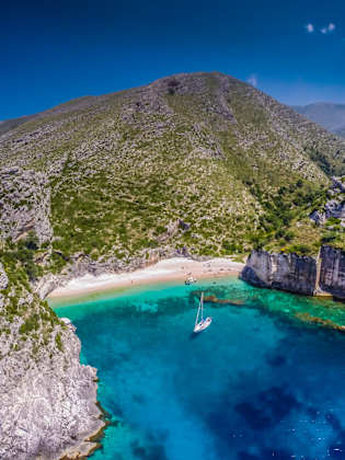 Grama Bay bei Dukat, Albanien © Shutterstock