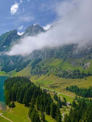 Seealpsee in den Alpen der Schweiz © Kochneva Tetyana