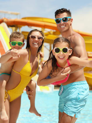 Familie in einem Aquapark
