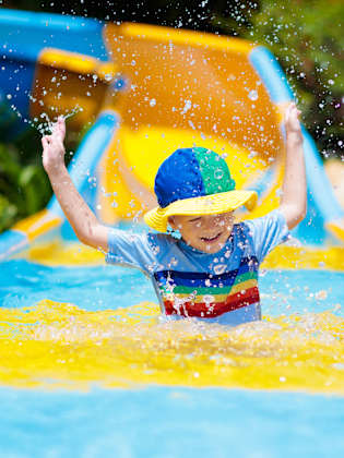Kleinkind beim Rutschen im Wasserpark  © Getty Images - FamVeld