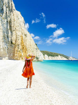 Frau am Strand in Griechenland