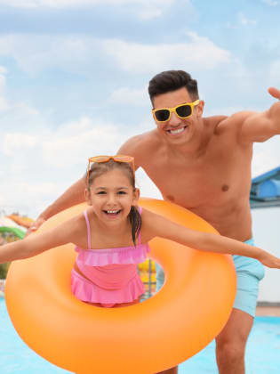 Vater und Tochter in einem Aquapark