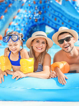 Familie in einem Wasserpark © Shutterstock - Pixel-Shot