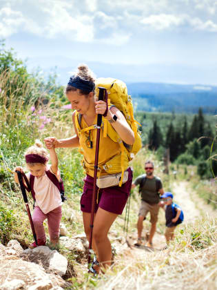 Familie wandert in den Bergen