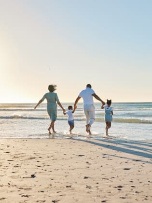 Familie am Strand im Urlaub