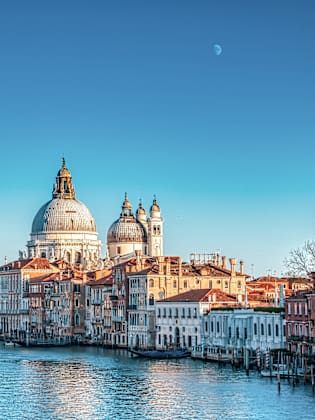 großer Kanal in Venedig Italien bei blauem Himmel