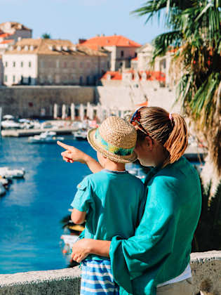 Mutter und Sohn machen Familienurlaub in Dubrovnik, Kroatien
