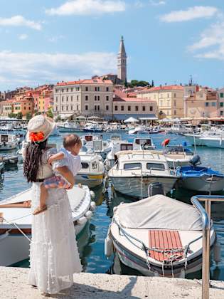 Frau mit Kind in Rovinj