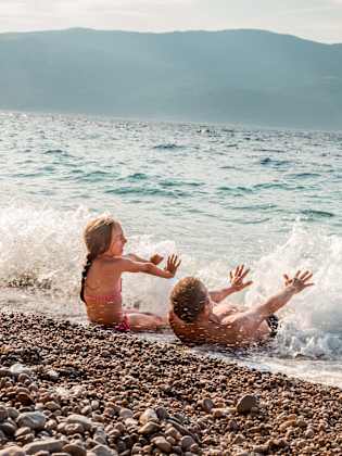 Kinder spielen am Strand in Kroatien