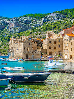 Ufer von Komiza, Insel Vis, Kroatien