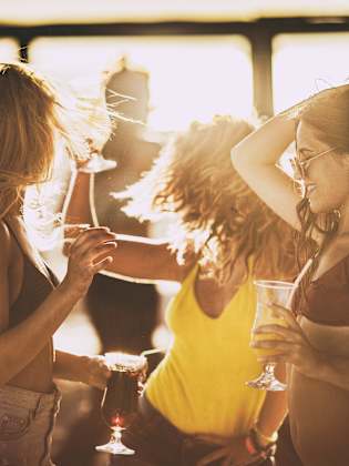 Frauen feiern am Strand