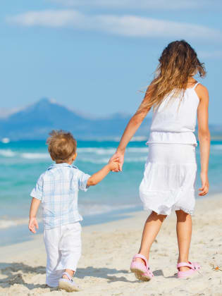 Kinder am Strand auf Mallorca, Balearen, Spanien