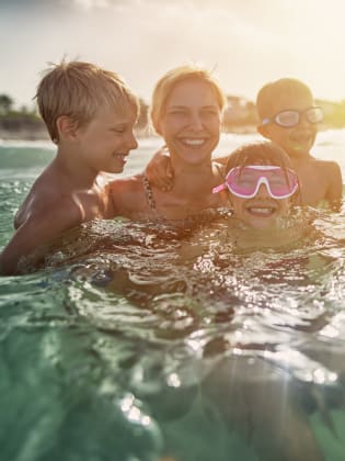 Familie im Meer auf Mallorca, Spanien