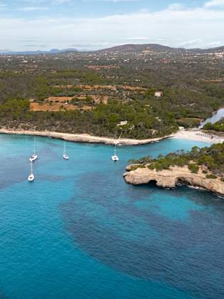 Luftaufnahme von S`Amarador und Parc Natural de Mondrago auf Mallora, Spanien