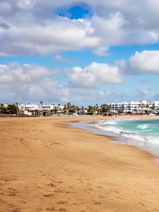 Sandstrand von Playa de los Pocillos auf Lanzarote © shutterstock.com - Julia Lav