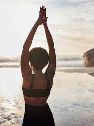 Yoga am Strand mit Blick auf das Meer