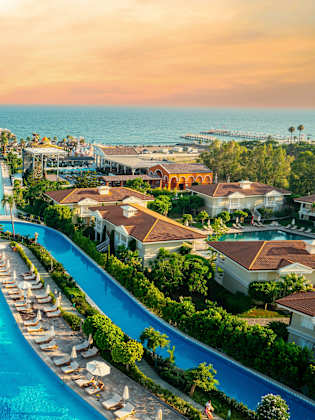 Kundu - Belek Ferienanlage mit 5 Sterne Hotels. Strand, Meer, Wassersport, Parasailing, Unterhaltung und Einkaufszentrum. Antalya, Türkei © Shutterstock | fotopanorama360