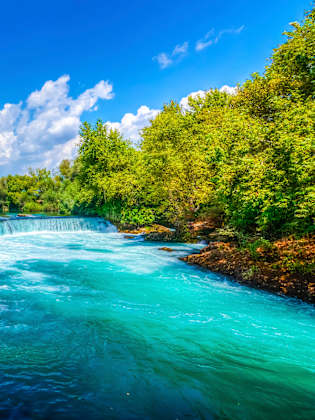 Blick auf einen Wasserfall umgeben von Bäumen
