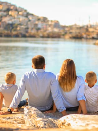 Familie sitzt am Meer, Türkei