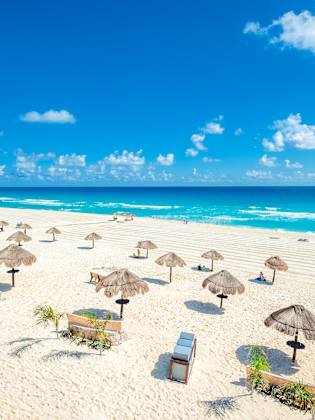 Ein Strand mit Strohschirmen