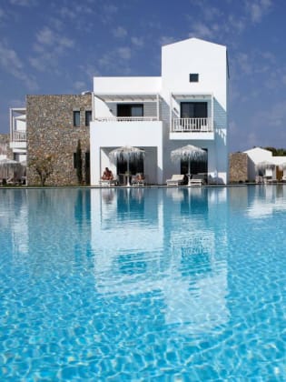 Poollandschaft und weiße Gästehäuser im Diamond Deluxe Hotel & Spa, Kos, Griechenland