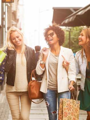 Freundinnen haben Spaß beim Shopping