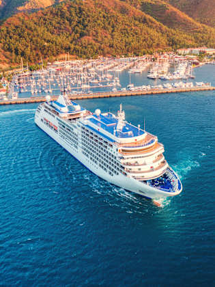 Kreuzfahrtschiff am Hafen