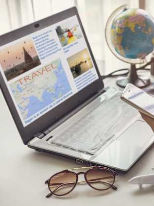 Urlaubsplanung und Recherche am Laptop