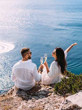 Verliebtes Paar mit Blick aufs Meer
