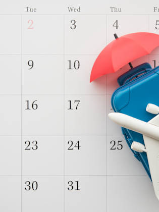 Kalenderblatt mit Koffer- und Flugzeug-Modell