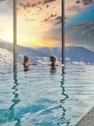 Frauen im Pool in den Bergen