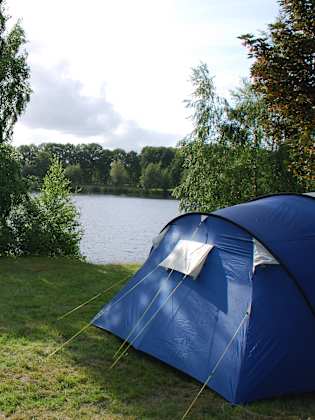 Zwei Campingzelte am See.