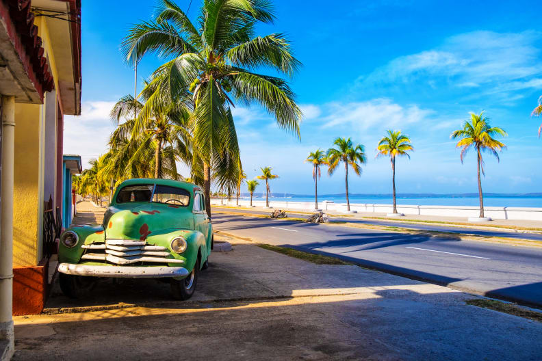 Alter roter amerikanischer Oldtimer auf Kuba ©iStock.com/zodebala
