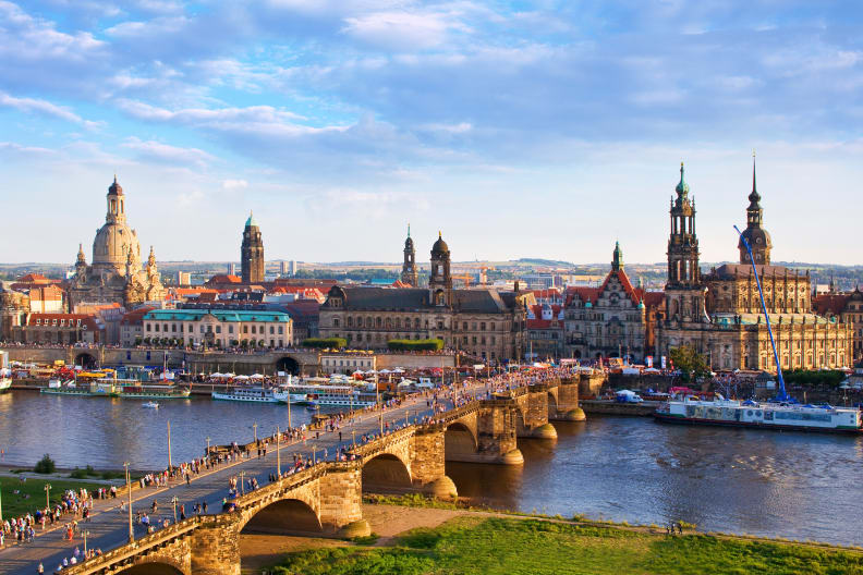 Blick auf eine Brücke und die Altstadt von Dresden mit zahlreichen Türmen und Kuppeln