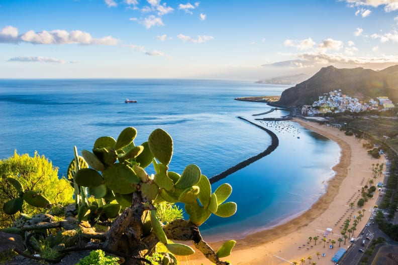 Aussicht auf den Strand las Teresitas in Santa Cruz de Tenerife, Teneriffa, Kanarische Inseln ©iStock.com/Elena-studio