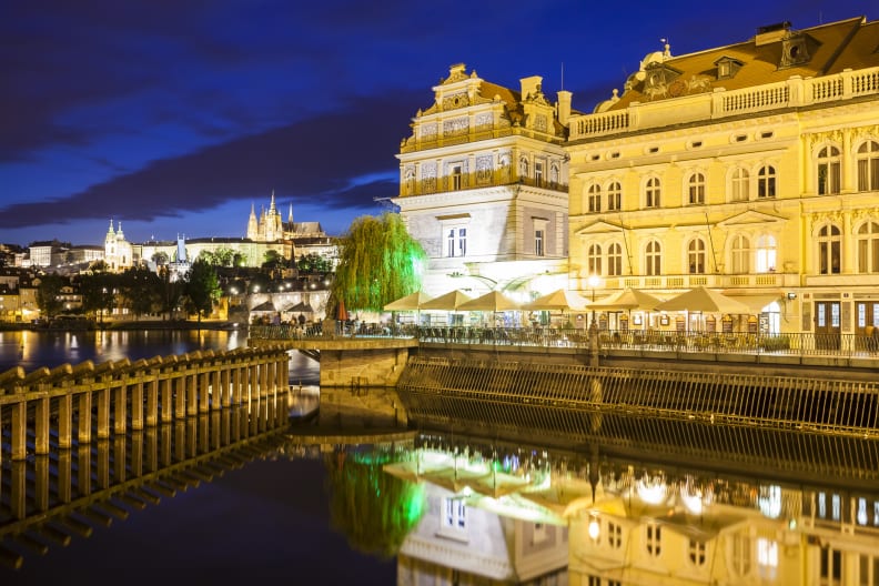 Bedřich Smetana Museum und das Club Restaurant Lavka, Prag, Tschechische Republik © Westend61/Westend61 via Getty Images