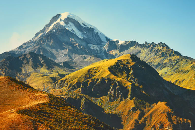 Berg Kazbek, Georgien © myshkovsky/iStock / Getty Images Plus via Getty Images