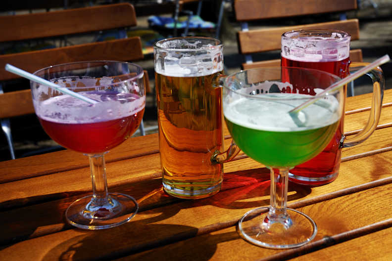 Berliner Weisse mit Himbeer- und Waldmeistersirup, Berlin © Pescatore - stock.adobe.com