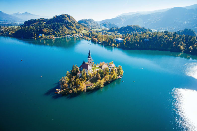 Bleder See mit der Insel Bled, Slowenien © iStock.com/mbbirdy
