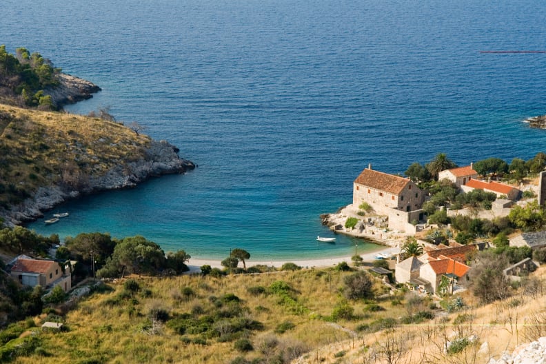 Blick auf eine Bucht der Insel Hvar, Dalmatien, Kroatien ©Carlo Irek/HUBER IMAGES