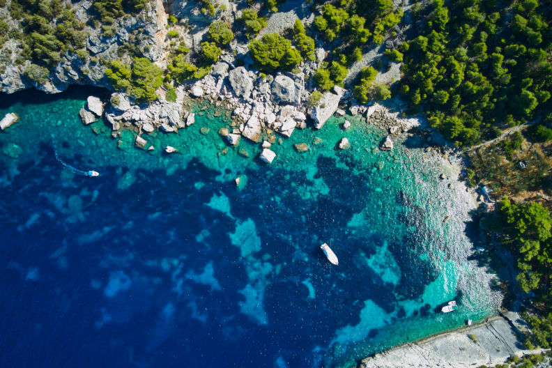 Boote bei einem Buchtstrand auf der Insel Vis, Kroatien © studio529/iStock