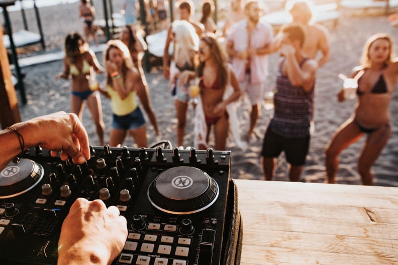 DJ auf einer Strandparty ©skynesher/E+ via Getty Images