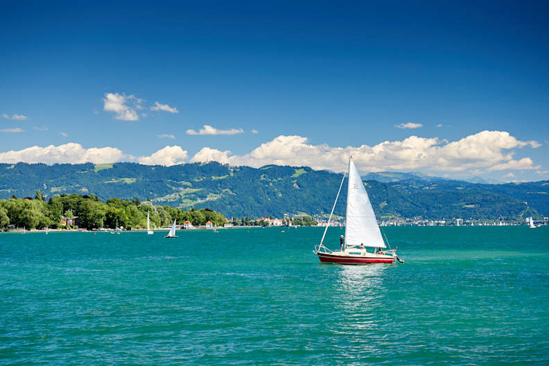 Boot auf dem Bodensee, bewaldete Hügel im Hintergrund
