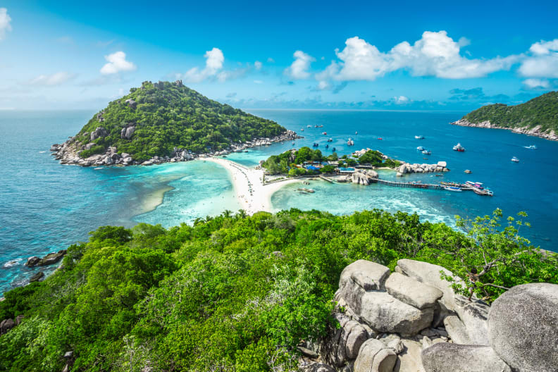 Die Insel Nangyuan in Thailand die mit zwei anderen Inseln mit einem schmalen Strand verbunden ist © iStock.com/Kbarzycki